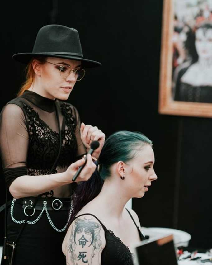 Bild von Sarah bei der Arbeit