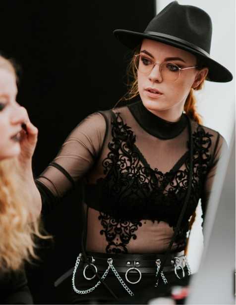 Bild von Sarah bei der Arbeit